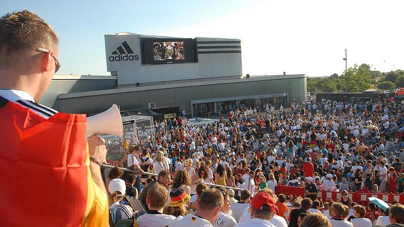 Seit 2005 zieht es zu EM und WM bei sch&ouml;nem Sommerwetter &uuml;ber tausend Menschen vor die Adidas-Leinwand in Herzogenaurach. Nun soll ein riesiger Fu&szlig;ball auf dem Dach des Outlets angebracht werden.