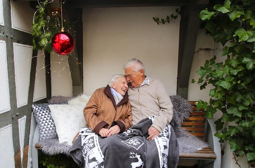 „Da können wir ja ein wenig kuscheln!“ Helene Schmidt und Anton „Toni“ Berner haben sich fast 70 Jahre nach ihrer ersten Liaison im hohen Alter als Paar gefunden. „Da können wir ja ein wenig kuscheln!“ Helene Schmidt und Anton „Toni“ Berner haben sich fast 70 Jahre nach ihrer ersten Liaison im hohen Alter als Paar gefunden.