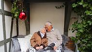 „Da können wir ja ein wenig kuscheln!“ Helene Schmidt und Anton „Toni“ Berner haben sich fast 70 Jahre nach ihrer ersten Liaison im hohen Alter als Paar gefunden.