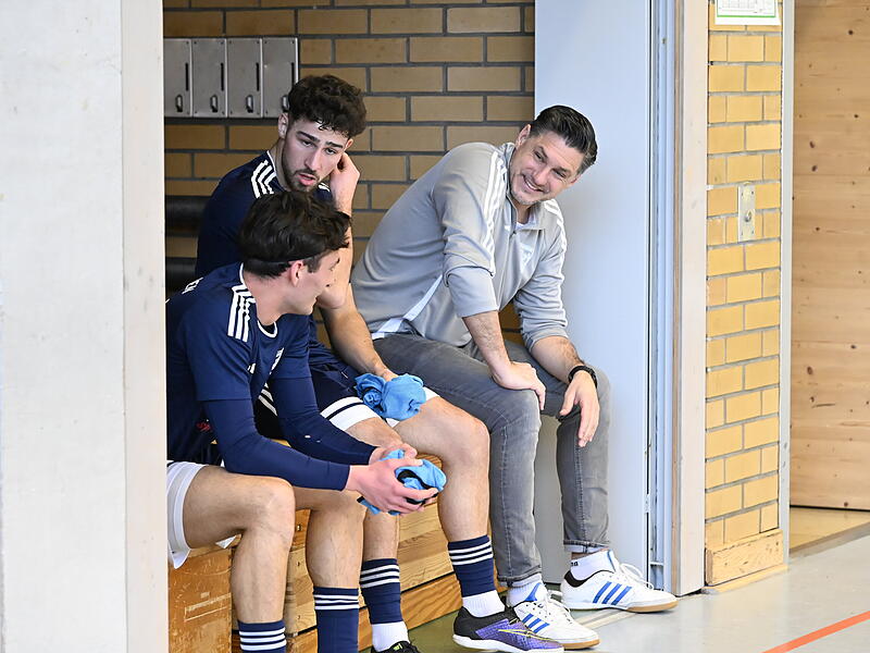 Hat der TSV Mönchröden um Trainer Achim Engel (rechts) auch am Sonntagabend in Neustadt gut lachen? Hat der TSV Mönchröden um Trainer Achim Engel (rechts) auch am Sonntagabend in Neustadt gut lachen?