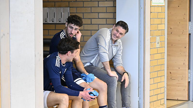 Hat der TSV M&ouml;nchr&ouml;den um Trainer Achim Engel (rechts) auch am Sonntagabend in Neustadt gut lachen?