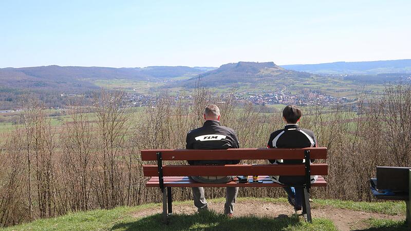 Zwei Motorradfahrer genie&szlig;en vor der Vexierkapelle die Ruhe und den Blick aufs Walberla.Forchheim & Fr&auml;nkische Schweiz