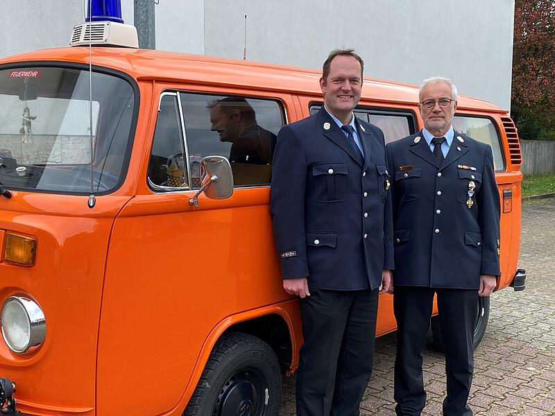 Für private Zwecke hat der frühere Kfz-Mechaniker Elmar Eisenmann (rechts; daneben Michael Krug) ein altes Feuerwehrauto umgebaut.
