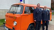 Für private Zwecke hat der frühere Kfz-Mechaniker Elmar Eisenmann (rechts; daneben Michael Krug) ein altes Feuerwehrauto umgebaut.