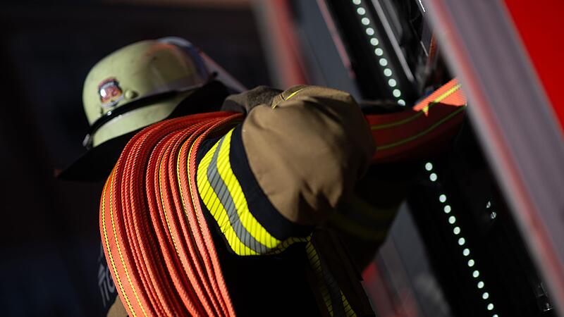 Bei einem Wohnhausbrand in Lonnerstadt ist in der Nacht auf Mittwoch ein Mann gestorben.
