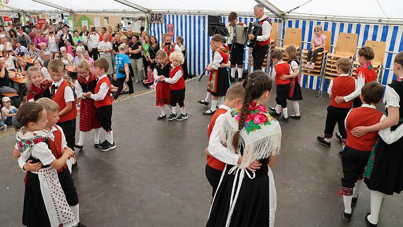 Die Kindertanzgruppe des Sängerkranz Reichenbach zeigte mehrere Tänze. Die Kindertanzgruppe des Sängerkranz Reichenbach zeigte mehrere Tänze.