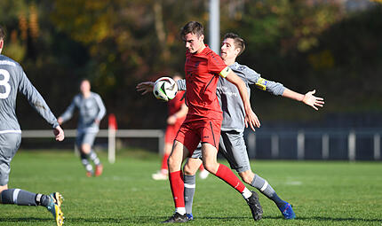 Jan Wei&szlig; vom TV Ebern setzt sich gegen Dominik Endres vom SC Kemmern durch.