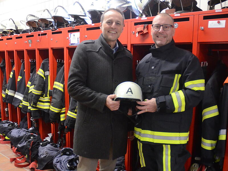 Von Kopf bis Fu&szlig; mit Schutzkleidung ausgestattet: B&uuml;rgermeister Daniel Wei&szlig;erth (links) und der Sachbearbeiter Feuerwehrwesen der Gemeinde Stockheim, Christian Krause, freuen sich &uuml;ber weitere neue Schutzkleidung f&uuml;r die Feuerwehr.