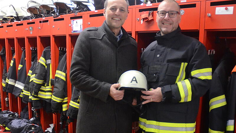 Von Kopf bis Fu&szlig; mit Schutzkleidung ausgestattet: B&uuml;rgermeister Daniel Wei&szlig;erth (links) und der Sachbearbeiter Feuerwehrwesen der Gemeinde Stockheim, Christian Krause, freuen sich &uuml;ber weitere neue Schutzkleidung f&uuml;r die Feuerwehr.