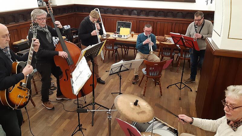 Im Mönchshof treffen sich (von links) Wolfgang Diehm, Conny Fischer, Micha Winkler, Daniel Hoffmann, Wolfgang Schrepfer, und Peter Brendel. Im Mönchshof treffen sich (von links) Wolfgang Diehm, Conny Fischer, Micha Winkler, Daniel Hoffmann, Wolfgang Schrepfer, und Peter Brendel.