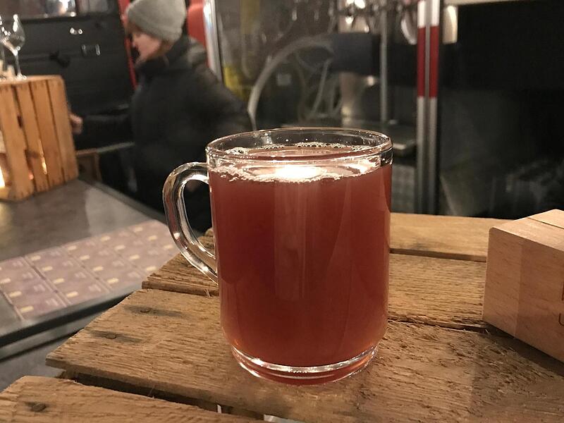 Das Gl&uuml;hbier von Mathias Hoehn aus Herzogenaurach, das hier im Glas dampft, ist leicht tr&uuml;b. Das liegt insbesondere an der Hauptzutat, denn das verwendete Wei&szlig;bier ist von Natur aus hefetr&uuml;b.