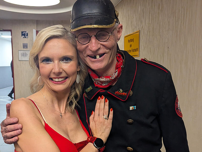 Die Forchheimer &bdquo;Gaafergoschn&ldquo; Janina Fuchs mit dem &bdquo;Feierwehrkapell&lsquo;n&ldquo;-Kommandanten Norbert Neugirg