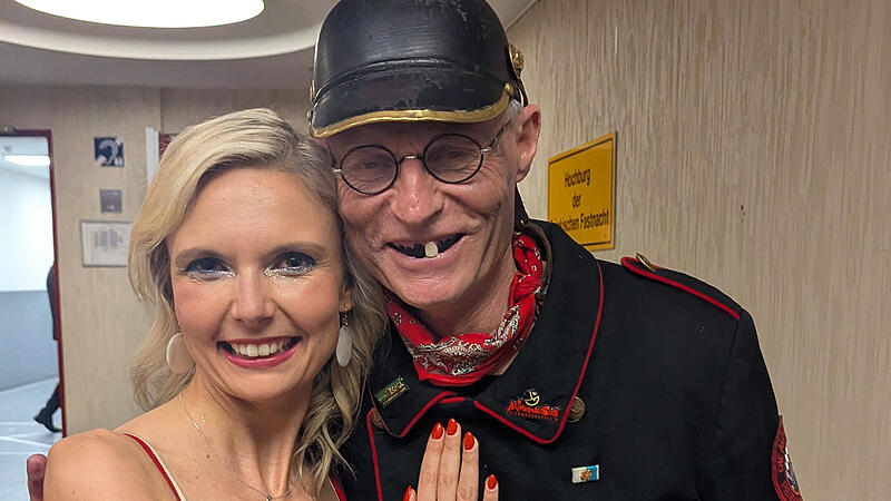 Janina Fuchs Fastnacht in FrankenForchheim & Fränkische Schweiz Die Forchheimer „Gaafergoschn“ Janina Fuchs mit dem „Feierwehrkapell‘n“-Kommandanten Norbert Neugirg