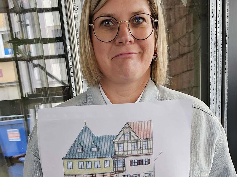 Diplomingenieurin Katrin Faber zeigt, wie die Xaver-Mayr-Galerie von der Ritter-von-Schmitt-Straße aus gesehen, einmal aussehen soll.