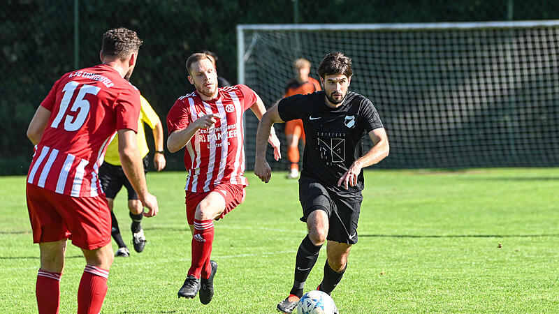 Daniel Alles (schwarzes Trikot) ist seit 2022 f&uuml;r die TSSV F&uuml;rth am Berg am Ball. Im Sommer wechselt er zum FC Krecktal.