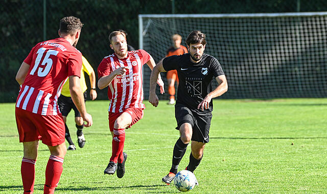 Daniel Alles (schwarzes Trikot) ist seit 2022 f&uuml;r die TSSV F&uuml;rth am Berg am Ball. Im Sommer wechselt er zum FC Krecktal.