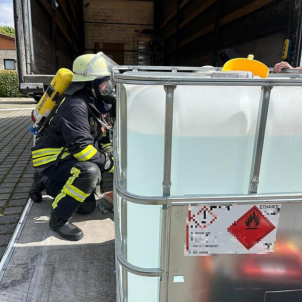 Langensendelbach: Feuerwehr zu Großeinsatz auf Sportplatz alarmiert Langensendelbach: Feuerwehr zu Großeinsatz auf Sportplatz alarmiert