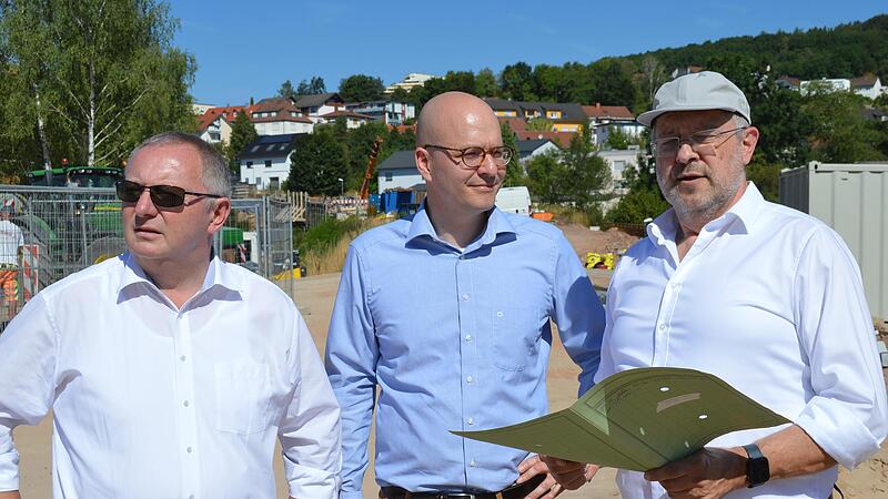 In der B&uuml;rgermeister-Dienstbesprechung gab es heftige Kritik von OB Dirk Vogel an der Erh&ouml;hung des Hebesatzes um 2,5 Prozentpunkte. Landrat Thomas Bold konterte mit zahlreichen Argumenten. Unser Bild zeigt beide im Sommer 2022 auf der Baustelle Ga...