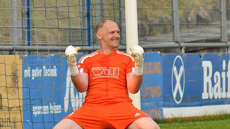 Der Obermainer Torwart Sascha Macion hielt zwei Elfmeter und sichert seinen Mannschaft den Sieg. Der Obermainer Torwart Sascha Macion hielt zwei Elfmeter und sichert seinen Mannschaft den Sieg.