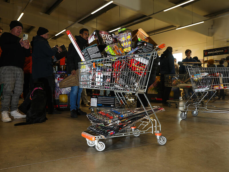 Feuerwerksverkauf in Schl&uuml;sselfeldSilvester-Verkauf bei R&ouml;der in Schl&uuml;sselfeld