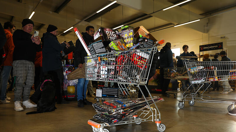 Feuerwerksverkauf in Schl&uuml;sselfeldSilvester-Verkauf bei R&ouml;der in Schl&uuml;sselfeld