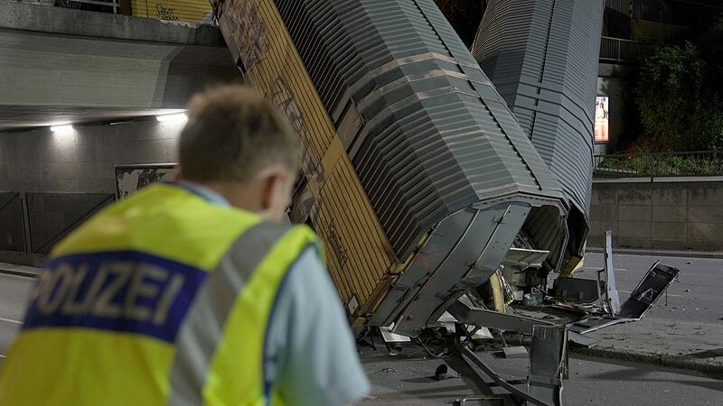 G&uuml;terzug st&uuml;rzt in M&uuml;nchen von Br&uuml;cke