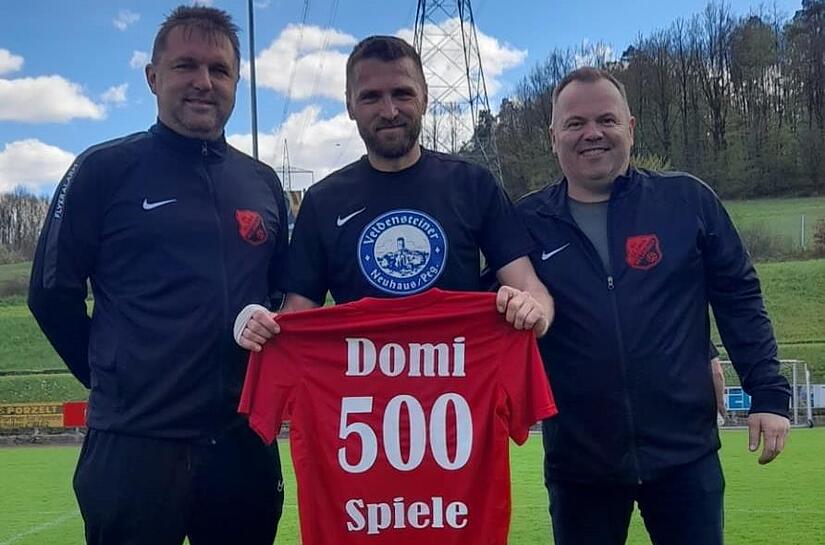 Bruder und Abteilungsleiter Arno Amon (li) sowie der Vorsitzende des SV Weilersbach, Matthias Kapp (re.), ehren Dominic Amon f&uuml;r 500 absolvierte Spiele.Forchheim & Fr&auml;nkische Schweiz