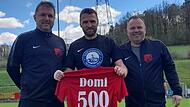 Bruder und Abteilungsleiter Arno Amon (li) sowie der Vorsitzende des SV Weilersbach, Matthias Kapp (re.), ehren Dominic Amon f&uuml;r 500 absolvierte Spiele.Forchheim & Fr&auml;nkische Schweiz