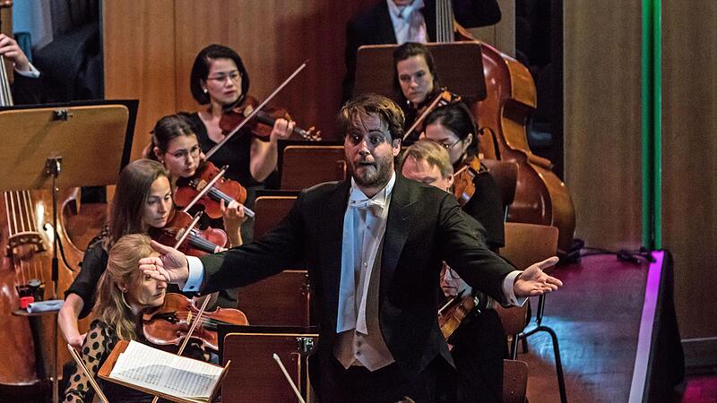 Coburgs Generalmusikdirektor Daniel Carter dirigierte das vorletzte Sinfoniekonzert des Landestheaters in dieser Saison im Kongresshaus.