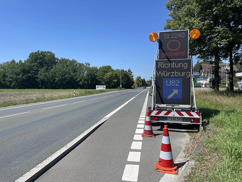 Ein Hinweisschild am Ortseingang Dechsendorf: Noch bis Mittwoch, 27. August, wird die Durchfahrt nach Heßdorf auf der St 2240 voraussichtlich gesperrt bleiben.
