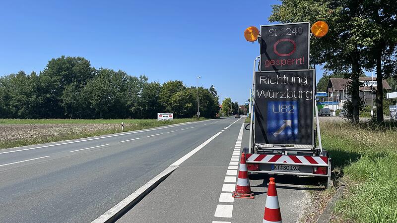 Ein Hinweisschild am Ortseingang Dechsendorf: Noch bis Mittwoch, 27. August, wird die Durchfahrt nach Heßdorf auf der St 2240 voraussichtlich gesperrt bleiben.