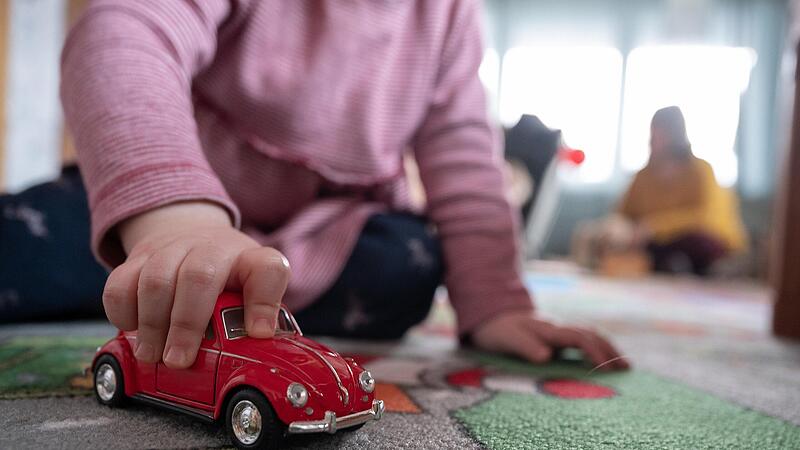 Ein Kind, das normalerweise im Kindergarten wäre, spielt wegen der Corona-Pandemie zu Hause. Spielen ist für Kinder nicht nur eine Freizeitbeschäftigung. Spielend entdecken sie die Welt und lernen fürs spätere Leben. Corona hat das verändert. Ein Kind, das normalerweise im Kindergarten wäre, spielt wegen der Corona-Pandemie zu Hause. Spielen ist für Kinder nicht nur eine Freizeitbeschäftigung. Spielend entdecken sie die Welt und lernen fürs spätere Leben. Corona hat das verändert.