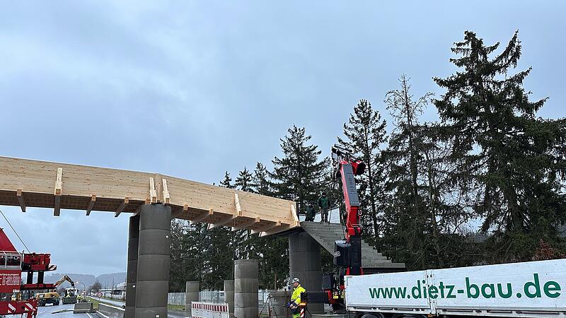 Im Dezember 2023 wurde die Opta-Behelfsbr&uuml;cke als Querungshilfe &uuml;ber die B 173 gebaut. Nun hat sie bald ausgedient.