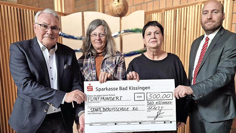 Von links: Thomas Leiner (Vorsitzender Förderverein der Staatlichen Berufsschule Bad Kissingen), Karin Maywald (Schulleiterin), Birgit Winzek (1. Stellvertreterin Förderverein), Felix Dorn (Beratungscenterleitung Sparkasse Bad Kissingen).