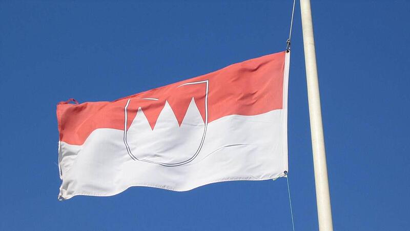Wo die fränkische Flagge weht, fühlen Unter-, Ober- und Mittelfranken sich wohl. Wo die fränkische Flagge weht, fühlen Unter-, Ober- und Mittelfranken sich wohl.