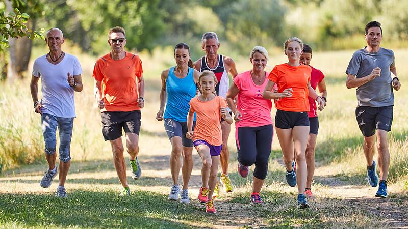Marco Depner (links) und Hubert Karl (Mitte) engagieren sich für das Laufparadies. Das Foto zeigt sie mit ihrer Laufgruppe bei Wonfurt.