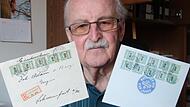 Eckart Spiller zeigt den teuersten Einzelbrief: Vorne (links) sind Marken f&uuml;r 100 Milliarden Mark, auf der R&uuml;ckseite (rechts, Kopie) f&uuml;r 200 Milliarden Mark als Einschreibegeb&uuml;hr verklebt.