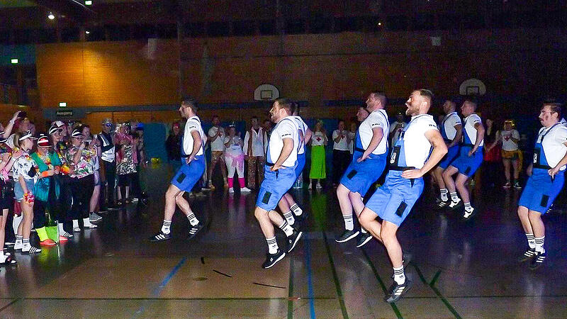 Das DDT-M&auml;nnerballett tanzt sich in die Herzen des Publikums.