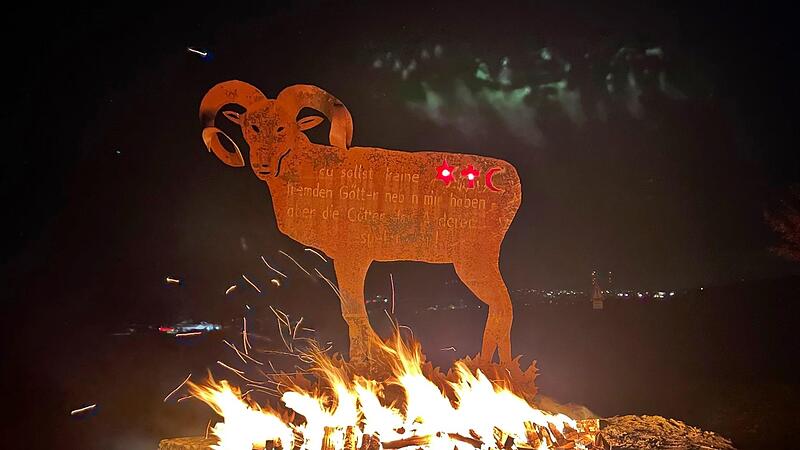 Der bildende Künstler Jimmy Fell wird am Ostersonntag ein Osterfeuer entzünden. Der bildende Künstler Jimmy Fell wird am Ostersonntag ein Osterfeuer entzünden.