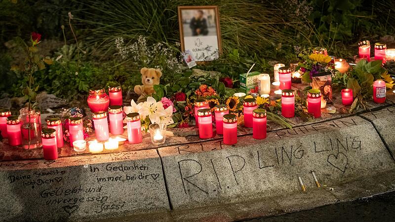 Trauer im September 2023: Die Anteilnahme nach dem t&ouml;dlichen Messerangriff in der W&uuml;rzburger Haugerpfarrgasse war gro&szlig;, nun beginnt der Prozess am Landgericht.