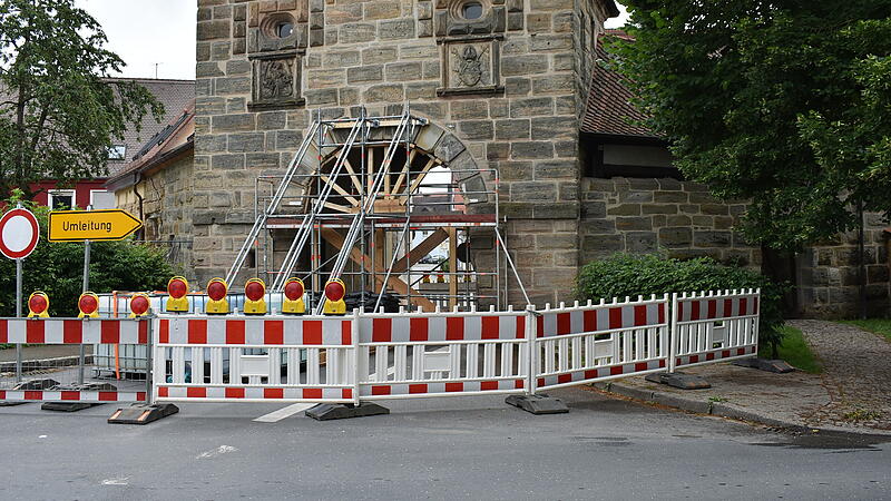 Die Arbeiten laufen bereits auf Hochtouren am Forchheimer Tor in Neunkirchen: Nach dem Lkw-Unfall erh&auml;lt es ein St&uuml;tzger&uuml;st. Foto: Petra Malbrich