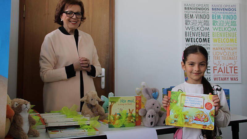 Melania freut sich &uuml;ber das Hasenbuch zu Ostern