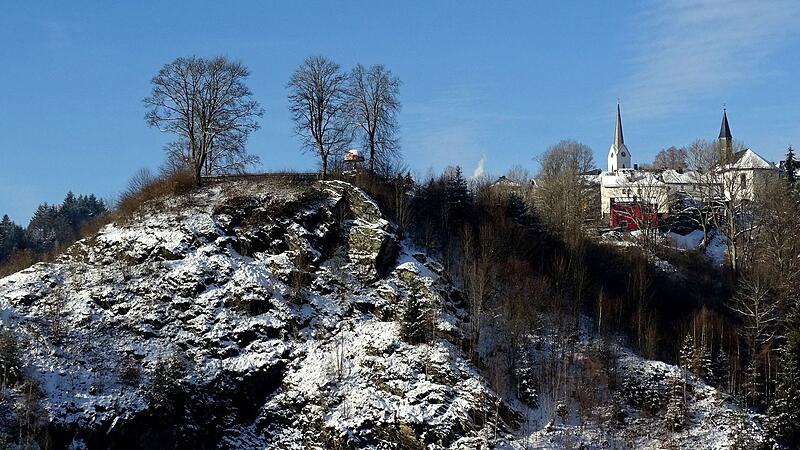 Markant in der Landschaft und Nordhalben mit seinen beiden katholischen Kirchen vorgelagert, war der heutige Schlo&szlig;berg Sitz einer Burg, die vor 500 Jahren endg&uuml;ltig zerst&ouml;rt wurde. Kultur inmitten von Natur bietet die Marktgemeinde.