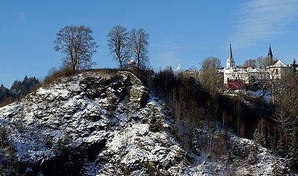 Markant in der Landschaft und Nordhalben mit seinen beiden katholischen Kirchen vorgelagert, war der heutige Schlo&szlig;berg Sitz einer Burg, die vor 500 Jahren endg&uuml;ltig zerst&ouml;rt wurde. Kultur inmitten von Natur bietet die Marktgemeinde.