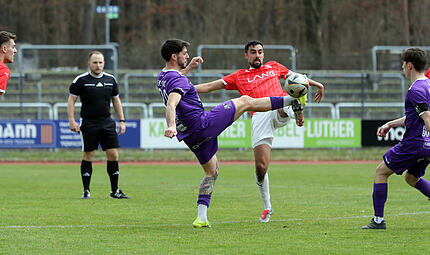 Luca Ljevsic (links) ebnete dem FC Eintracht gegen den FSV Stadeln um Salim Ahmed den Weg zum Heimsieg.