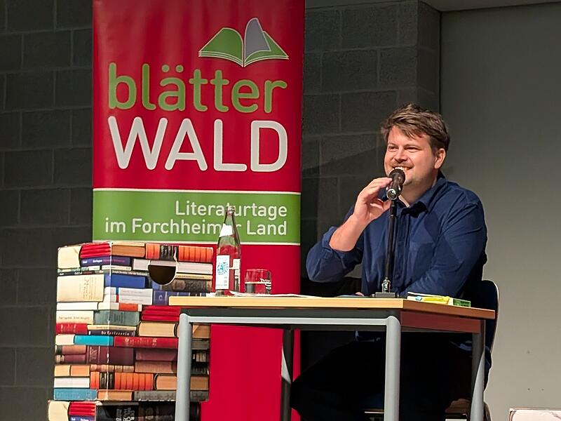 Bent Freiwald erklärt beim Blätterwald in Forchheim das Denken. Er liest aus seinem Buch „Wer denkt, ist klar im Vorteil. Wie du dein Gehirn im Alltag smarter nutzt“.