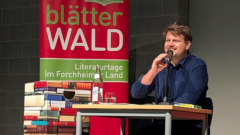 Bent Freiwald erkl&auml;rt beim Bl&auml;tterwald in Forchheim das Denken. Er liest aus seinem Buch &bdquo;Wer denkt, ist klar im Vorteil. Wie du dein Gehirn im Alltag smarter nutzt&ldquo;.