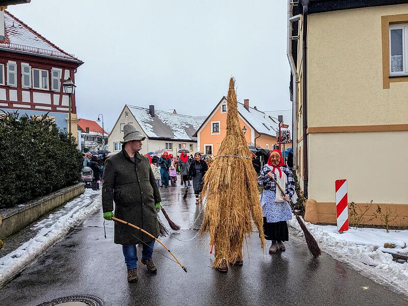 Ganz sch&ouml;n was los in Geisfeld: alle Impressionen vom Faschingsumzug!