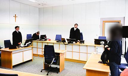 Strafrichter Jonathan Maier (Bildmitte), kurz bevor er das Strafverfahren gegen den Angeklagten er&ouml;ffnet
