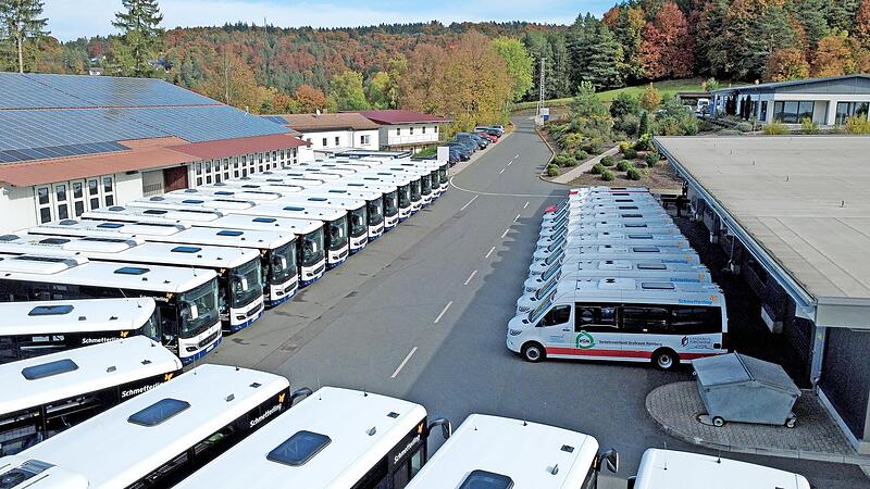 Die neuen Busse – Midi-, Stadt-, Überland- und Reisebusse – stehen auf dem Betriebsgelände in Obertrubach.